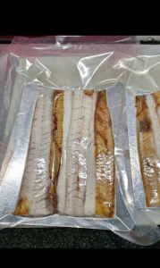 Угорь филе горячего копчения в/у на подложке 200-300 г